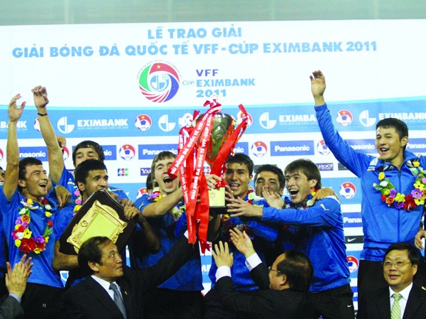 Ông chủ tịch liên đoàn bóng đá đi đâu? Ông Nguyễn Trọng Hỷ tại một lễ trao giải. Ảnh: VSI