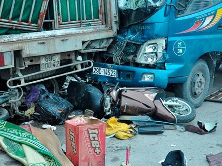 Hai phụ nữ buôn cá bị xe tải đâm thiệt mạng Hiện trường vụ tai nạn khiến hai phụ nữ thiệt mạng