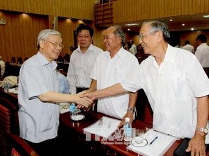 Bộ Chính trị gặp mặt cán bộ cấp cao đã nghỉ hưu Bộ Chính trị gặp mặt cán bộ cấp cao đã nghỉ hưu