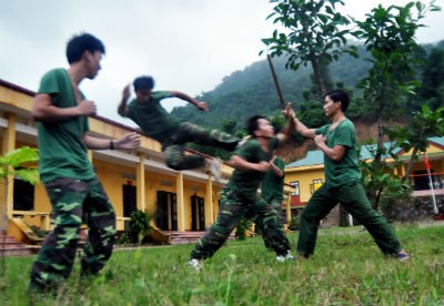 Cận cảnh lính biên phòng luyện võ trên đỉnh Pha Khâm Cận cảnh lính biên phòng luyện võ trên đỉnh Pha Khâm