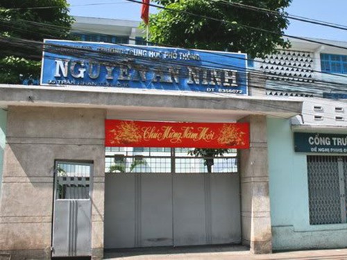 Nữ sinh bị cướp tóc trước cổng trường Nữ sinh bị cướp tóc trước cổng trường