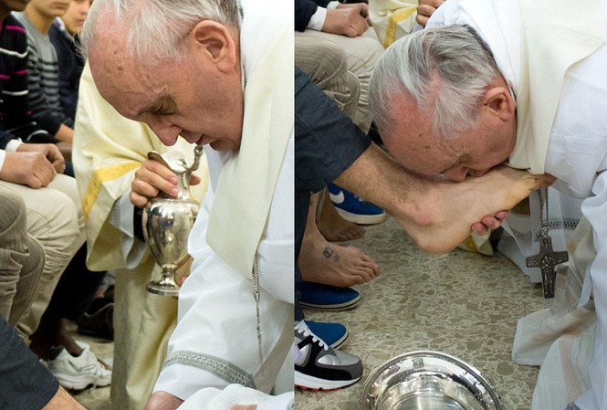 Giáo hoàng Francis rửa chân và hôn tù nhân Giáo hoàng Francis rửa chân và hôn tù nhân