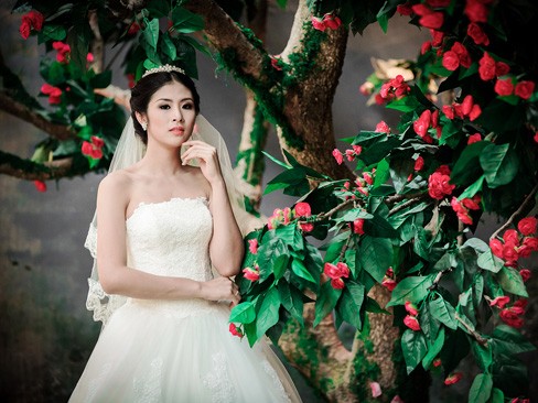 Ngọc Hân kiêu kỳ trong bộ váy cưới tự thiết kế Ngọc Hân kiêu kỳ trong bộ váy cưới tự thiết kế