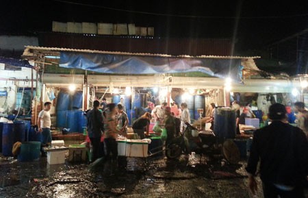 Chợ đêm và bi kịch của những đứa trẻ mù chữ Chợ đêm và bi kịch của những đứa trẻ mù chữ