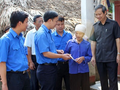 Trung ương Đoàn thăm, hỗ trợ nhân dân vùng lũ Trung ương Đoàn thăm, hỗ trợ nhân dân vùng lũ