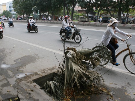 Hố “tử thần” rình rập người dân Hố “tử thần” rình rập người dân