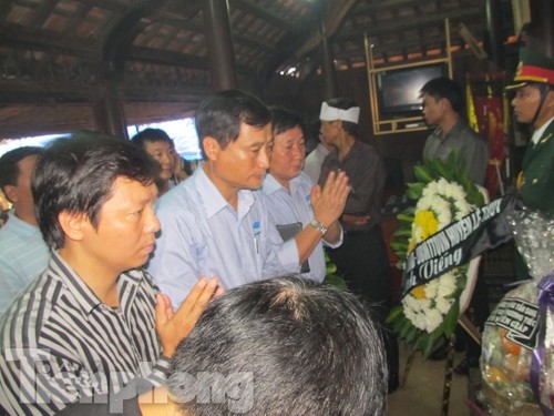Đoàn đại biểu báo Tiền Phong và Vinamilk viếng Đại tướng tại Quảng Bình Đoàn đại biểu báo Tiền Phong và Vinamilk viếng Đại tướng tại Quảng Bình