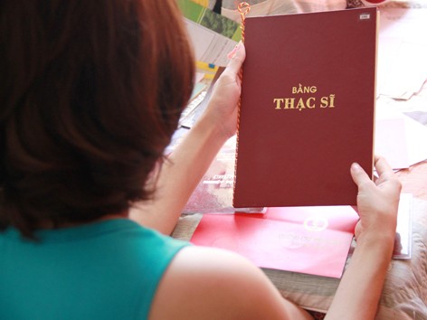 Thạc sĩ trông quán cà phê, phụ xe... Thạc sĩ trông quán cà phê, phụ xe...