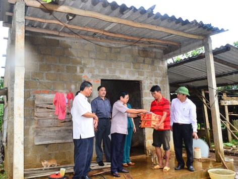 15 tấn mì gói cứu trợ ở Quảng Bình, Quảng Trị Ngày 1/10, Chủ tịch tỉnh Quảng Trị Nguyễn Đức Cường và lãnh đạo Chi nhánh BIDV Quảng Trị đến thăm, động viên các gia đình có thân nhân bị thương, nhà bị sập ở huyện Vĩnh Linh