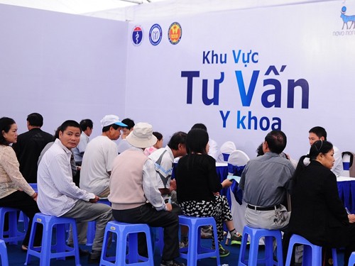 Khoảng 6.000 người được khám, tư vấn miễn phí bệnh tiểu đường Khoảng 6.000 người được khám, tư vấn miễn phí bệnh tiểu đường