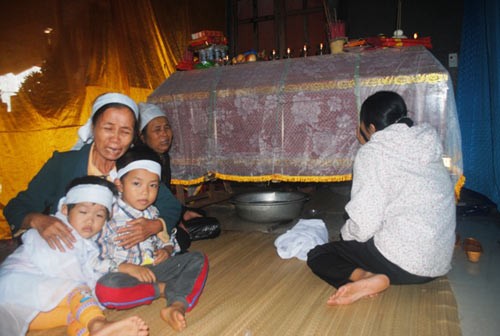 Tang thương bao trùm gia đình cô giáo bị lũ cuốn Tang thương bao trùm gia đình cô giáo bị lũ cuốn