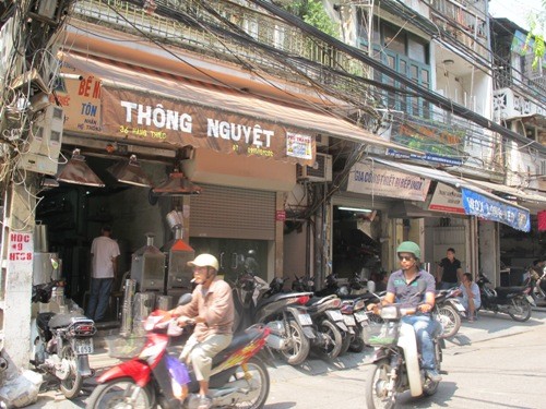 Gia đình nạn nhân sục tìm trên cả trăm km sông Hồng Gia đình nạn nhân sục tìm trên cả trăm km sông Hồng