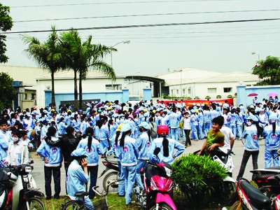 Đình công nhiều vì lương tối thiểu quá bèo Lương thấp không đủ sống là nguyên nhân khiến đình công ngày càng tăng (Trong ảnh, công nhân khu công nghiệp Quang Minh-Hà Nội đình công đòi tăng lương) Ảnh: Hữu Cẩm