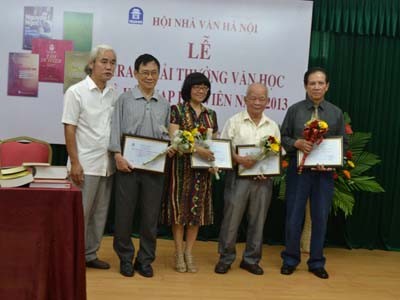 Nhà văn làm cho giải thêm sang trọng Nhà văn làm cho giải thêm sang trọng