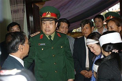 Đại tướng Phùng Quang Thanh đến hiện trường vụ nổ pháo hoa Đại tướng Phùng Quang Thanh đến hiện trường vụ nổ pháo hoa