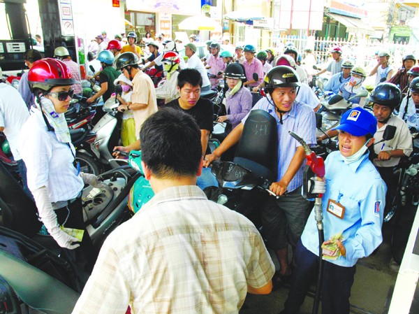 Petrolimex lẩn tránh sự thật Hàng chục triệu người tiêu dùng cả nước đòi hỏi minh bạch giá xăng dầu. Ảnh: Hồng Vĩnh