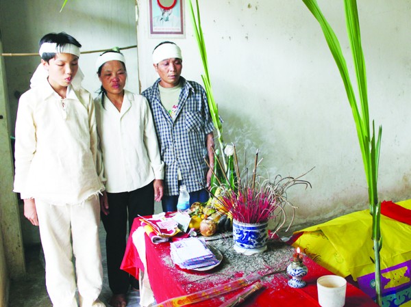 6 thanh niên tử vong: Ra đi trong nghèo khó Bố, mẹ và em trai của nạn nhân Trường