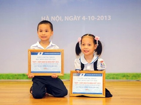 Cô bé không tay không chân nhận học bổng đặc biệt Cô bé không tay không chân nhận học bổng đặc biệt