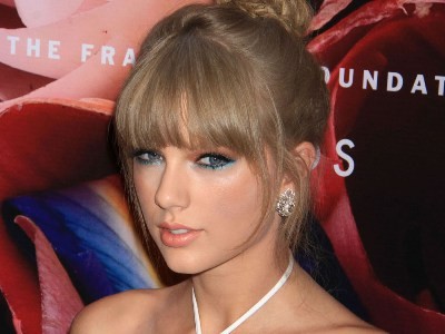 Taylor Swift bất ngờ vì được khắc tên trên cánh đồng Taylor Swift bất ngờ vì được khắc tên trên cánh đồng