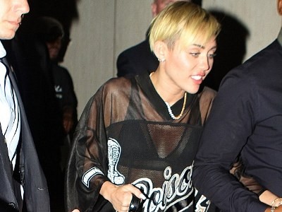 Miley Cyrus tiếp tục ăn mặc hở hang trên show truyền hình Miley Cyrus tiếp tục ăn mặc hở hang trên show truyền hình