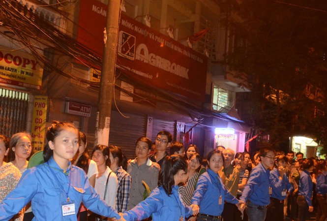 Đoàn người chờ viếng Đại tướng vẫn nối dài Đoàn người chờ viếng Đại tướng vẫn nối dài