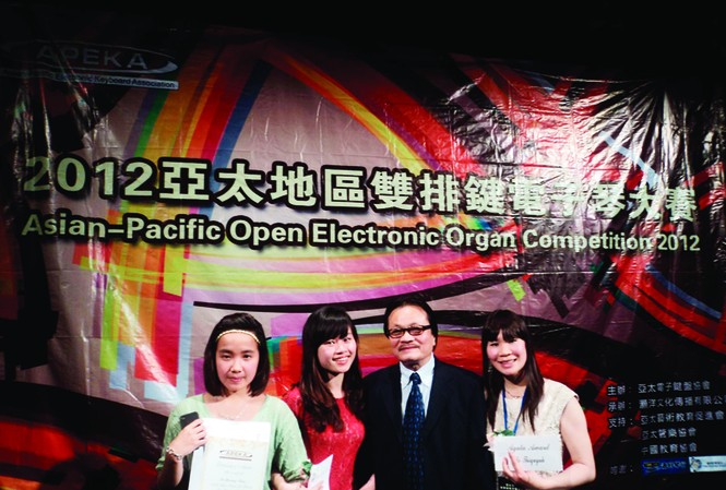 Ba giải thưởng quốc tế và số phận một cây đàn Từ trái qua Hoàng Thảo, Minh Phương, PGS.TS Lưu Quang Minh, Lê Thị Quỳnh