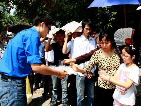 T.Ư Đoàn tiếp tục tặng quà đồng bào bị lũ lụt Nghệ An T.Ư Đoàn tiếp tục tặng quà đồng bào bị lũ lụt Nghệ An