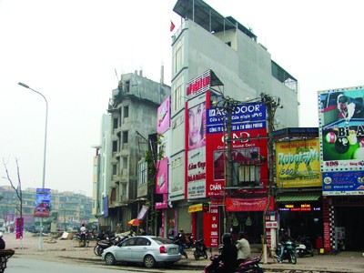 Đền bù theo mức mới ban hành Nhà siêu mỏng, siêu méo tràn lan tại ngã tư Khuất Duy Tiến - Nguyễn Trãi. Ảnh: Minh Tuấn