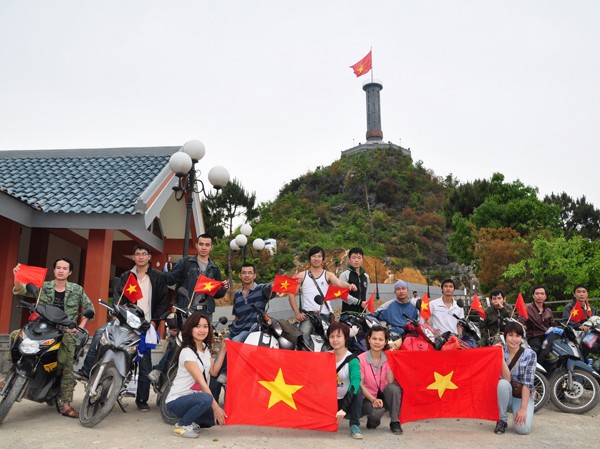 Chào cờ nơi đất thiêng Tổ quốc Nhóm bạn trẻ Hà Nội chinh phục cực Bắc Lũng Cú (Hà Giang)