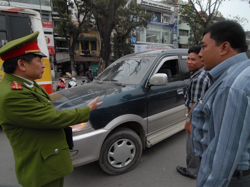 Ô tô, xe máy 'tấn công' sân trường Ô tô, xe máy 'tấn công' sân trường