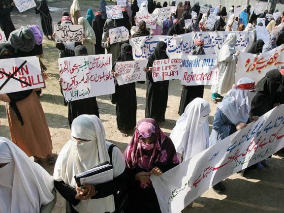 Pakistan: Bé 13 tuổi bị hiếp dâm rồi chôn sống Nhiều cuộc biểu tình nổ ra ở Pakistan nhằm yêu cầu bảo vệ trẻ em gái khỏi nạn hiếp dâm