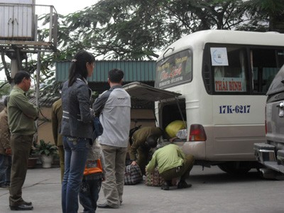 Hàng nhái, hàng giả len lỏi về xuôi Kiểm tra xe chở hàng lậu tại Chi cục Quản lý thị trường Quảng Ninh
(ảnh chụp ngày 10-12)