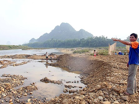 Đã xác định nghi phạm chính bắt trói sáu cán bộ Người dân bức xúc vì từ ngày 2 đến 7.10, dù chưa cấp phép nhưng những người đào vàng đã mang máy móc cày nát bãi sông để tìm vàng mà chính quyền địa phương không ngăn chặn