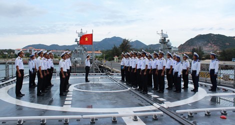 Dàn sĩ quan 8X trên chiến hạm Đinh Tiên Hoàng Dàn sĩ quan 8X trên chiến hạm Đinh Tiên Hoàng