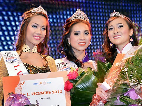 Thùy Linh đăng quang Hoa hậu người Việt tại Séc Thùy Linh đăng quang Hoa hậu người Việt tại Séc