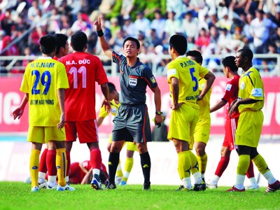Bạo lực gia tăng ở V-League Bạo lực và phản ứng trọng tài là “món ăn” thường thấy tại V-League Ảnh: Khôi Ngô