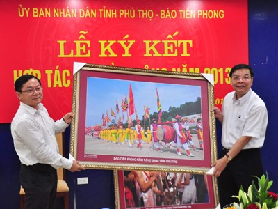 Tiền Phong hợp tác truyền thông với vùng quê Đất Tổ Tiền Phong hợp tác truyền thông với vùng quê Đất Tổ