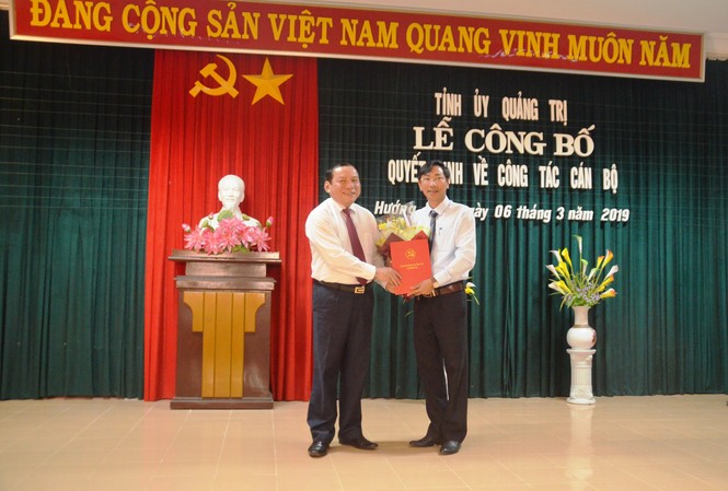Điều động Bí thư huyện đảo Cồn Cỏ làm Bí thư huyện Hướng Hóa Bí thư Tỉnh ủy, Chủ tịch HĐND tỉnh Quảng Trị Nguyễn Văn Hùng trao quyết định giữ chức Bí thư Huyện ủy Hướng Hóa cho ông Lê Minh Tuấn chiều 6/3.