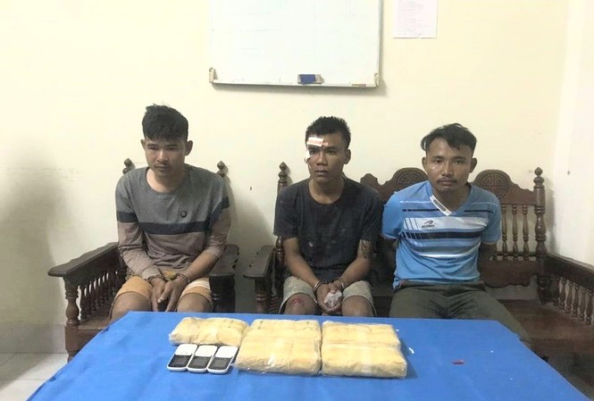 Bắt 3 người Lào vận chuyển 30.000 viên ma túy vào Việt Nam Ba đối tượng người Lào Thạo Xeng Chay, Thạo Lếc, Thạo Xút Chay vận chuyển 30.000 viên ma tuý bị bắt giữ