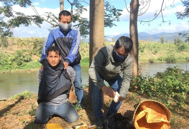 9X vận chuyển 10kg ma tuý đá, 20.000 viên ma túy xuyên đêm qua biên giới Đối tượng người Lào Xang Thong Buoi La Van (quỳ gối) bị bắt giữ cùng tang vật 10 kg ma túy đá và 20 ngàn viên MTTH.