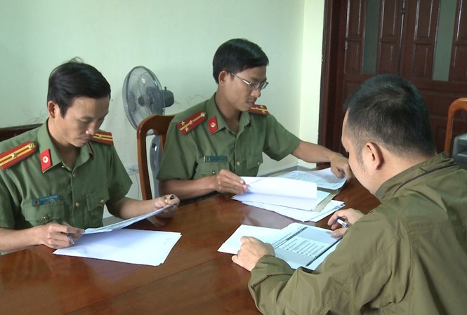 Phạt đối tượng phao tin thất thiệt về dịch nCoV Cán bộ Cơ quan An ninh điều tra Công an tỉnh Quảng Trị làm việc với đối tượng Nguyễn Phước Đăng.