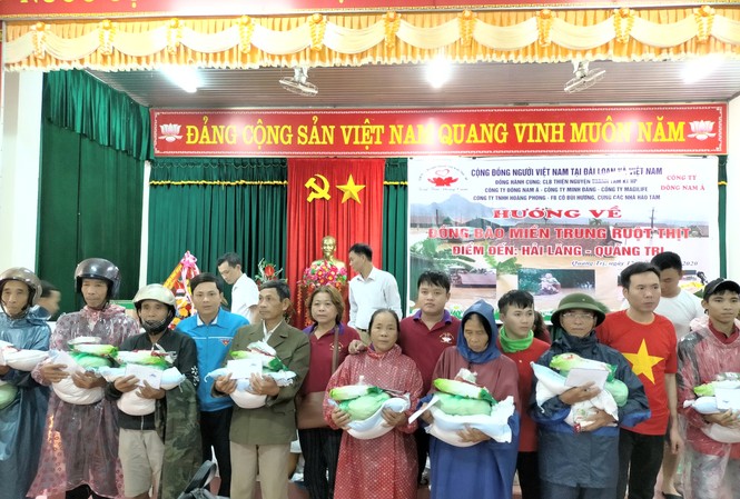 Trao quà hỗ trợ người dân khắc phục lũ lụt tại Quảng Trị Trao quà hỗ trợ người dân khắc phục lũ lụt tại Quảng Trị