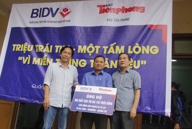 Nghĩa tình Chiến khu Ba Lòng Ông Nguyễn Sĩ Hồng, Giám đốc BIDV Quảng Trị; ông Lê Minh Toản, Phó Tổng Biên tập Báo Tiền Phong tặng quà cho địa phương và người dân bị ảnh hưởng lũ lụt.