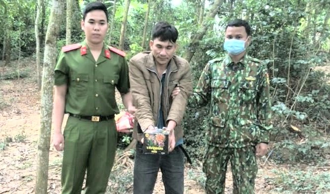 Bắt đối tượng vận chuyển pháo lậu ở biên giới Bắt đối tượng vận chuyển pháo lậu ở biên giới