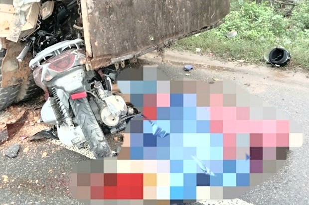 Xe máy đâm vào ôtô đỗ bên đường, 2 người tử vong Thiếu quan sát, người điều khiển xe máy đã đâm vào ô tô đang dừng đỗ bên đường làm 2 người tử vong tại chỗ. Ảnh: CA.
