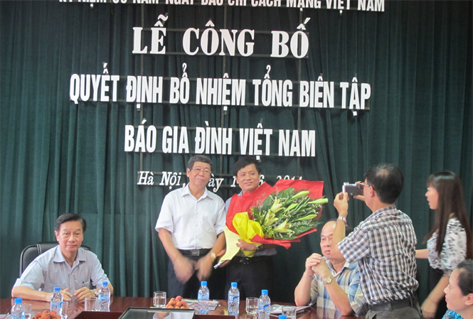 Báo Gia đình Việt Nam có Tổng biên tập mới Trao quyết định bổ nhiệm Tổng biên tập báo Gia Đình Việt Nam cho ông Hồ Minh Chiến.