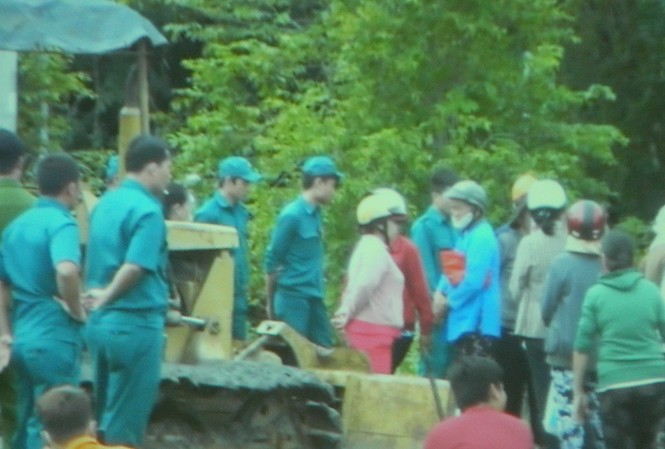 Hàng chục hộ dân ngăn cản thi công khu tái định cư Sài Gòn Safari Hàng chục hộ dân ngăn cản thi công khu tái định cư Sài Gòn Safari