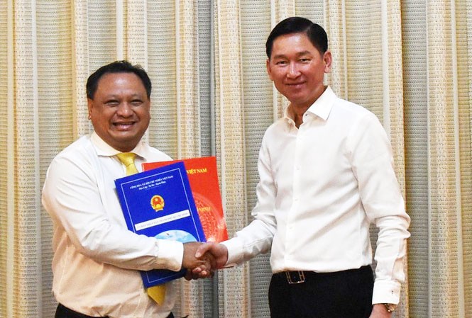 Quận 11 có tân Chủ tịch tuổi 42 Ông Trần Phi Long (trái) nhận quyết định công nhận và phê chuẩn của lãnh đạo TPHCM