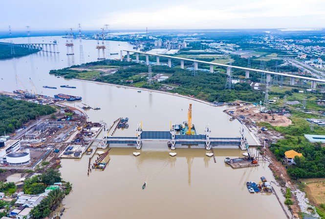 Bị ‘đắp chiếu’, siêu dự án chống ngập ở TPHCM thiệt hại hơn 45 tỷ đồng Cống kiểm soát triều Mương Chuối của siêu dự án chống ngập đã lắp xong 4 cửa van