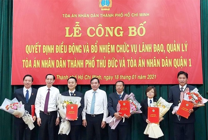 Bổ nhiệm Chánh án, lập Đội Thanh tra xây dựng TP Thủ Đức 5 nhân sự mới nhận quyết định điều động và bổ nhiệm của Chánh án TAND Tối cao sáng 18/1. Ảnh: Thành ủy TPHCM